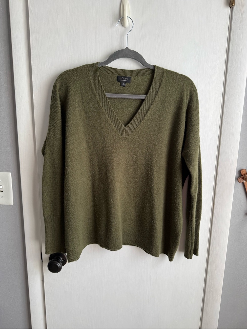 J.Crew Cashmere V-Neck Sweater Green Medium. Color is beautiful solid green, no
